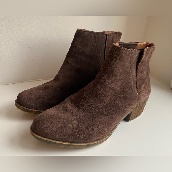New Lucky Brand Pogan Brown Suede Chelsea Boot Bootie - Size 6.5 - Picture 2 of 9
